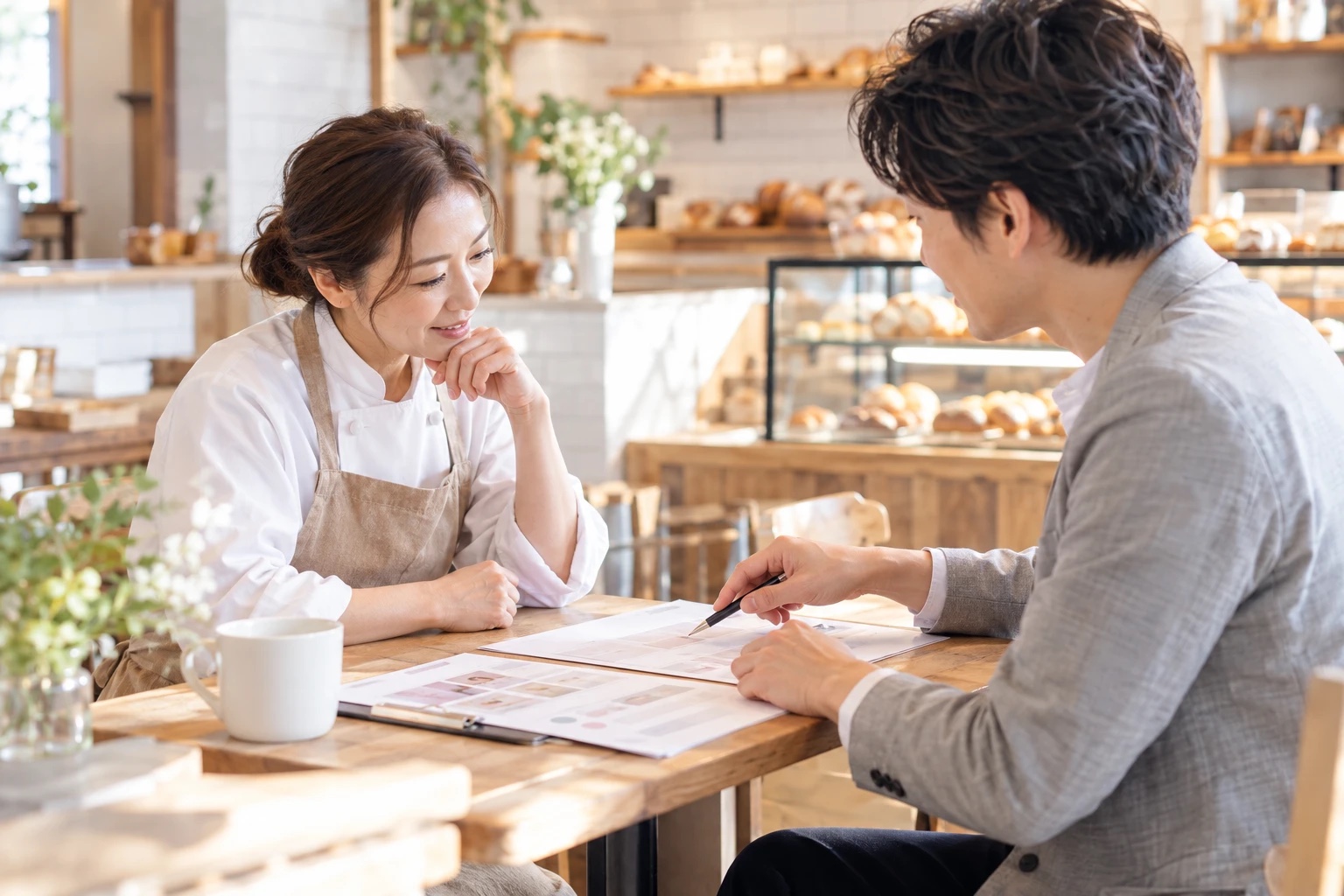 SNS運用代行会社と打ち合わせをする様子